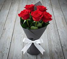 Букет 5 Красных роз Эдлесс Лав в Инатьевский