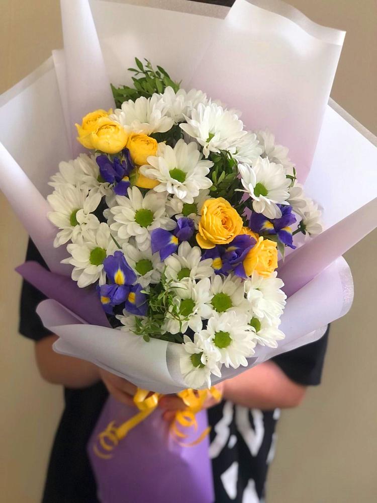 Букет цветов из: Ирисы, Хризантемы и Розы в Инатьевский