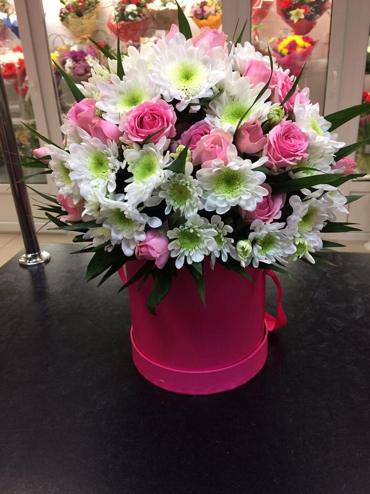 Цветочная композиция из Розы и Хризантемы в шляпной коробке в Инатьевский