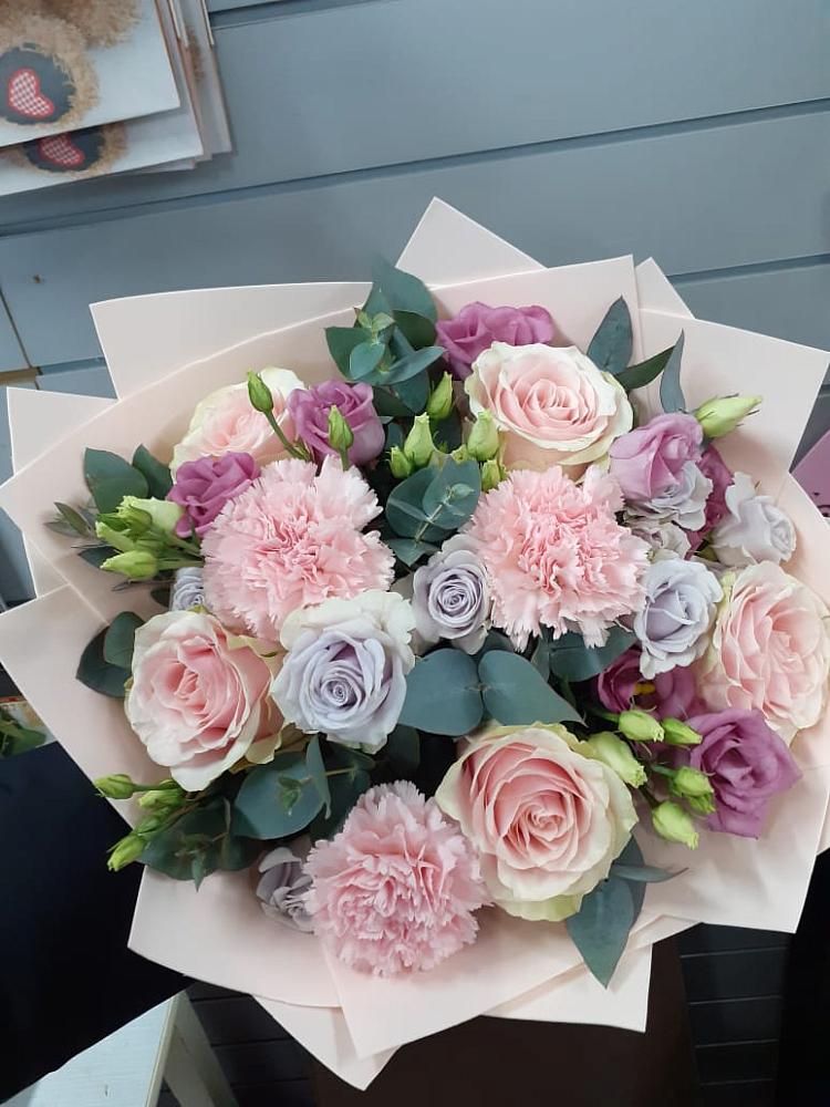 Букет цветов из: Розы, Гвоздики и Лизиантусы в Инатьевский